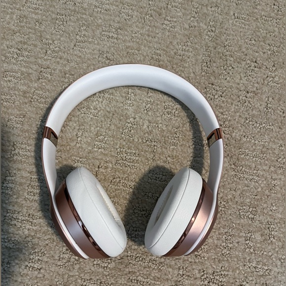 Beats Solo 3 wireless pink